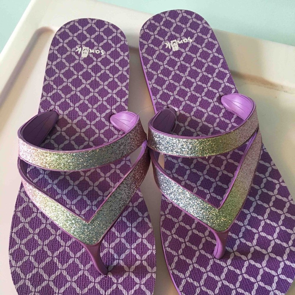 New Sanuk flip flop. Says 6-7 but is sz 8-9.